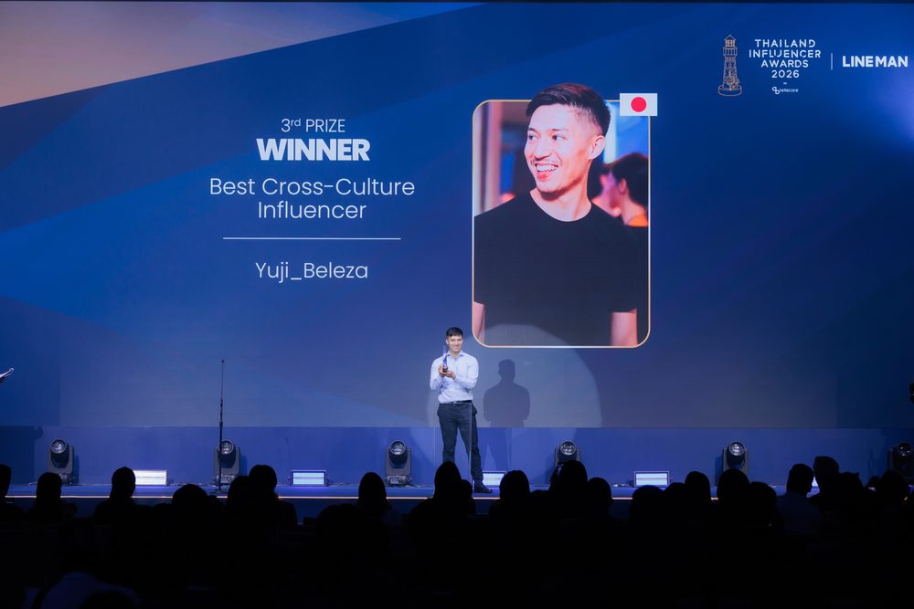 授賞式のステージに立つYuji Beleza(Thailand Influencer Awards 2026)